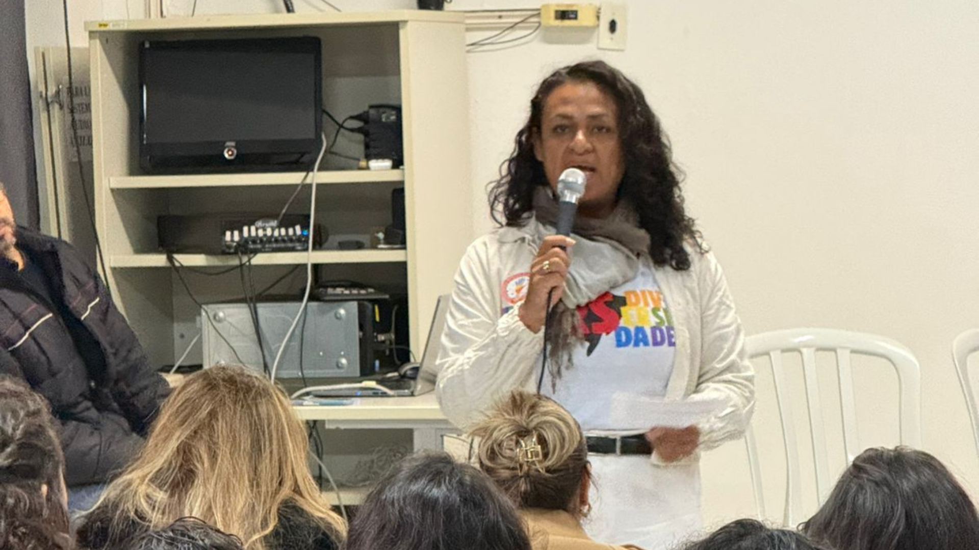 Participante conduzindo fala durante atividade do Comit&ecirc; de G&ecirc;nero e Sexualidade.