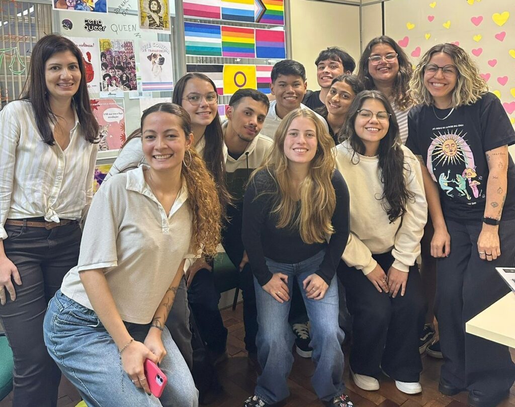 Grupo de estudantes e professores, integrantes do Comit&ecirc; de G&ecirc;nero e Sexualidade reunidos em atividade do Date Coletivo